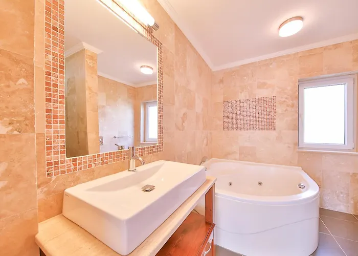 Zeytin Agaci, Peninsula